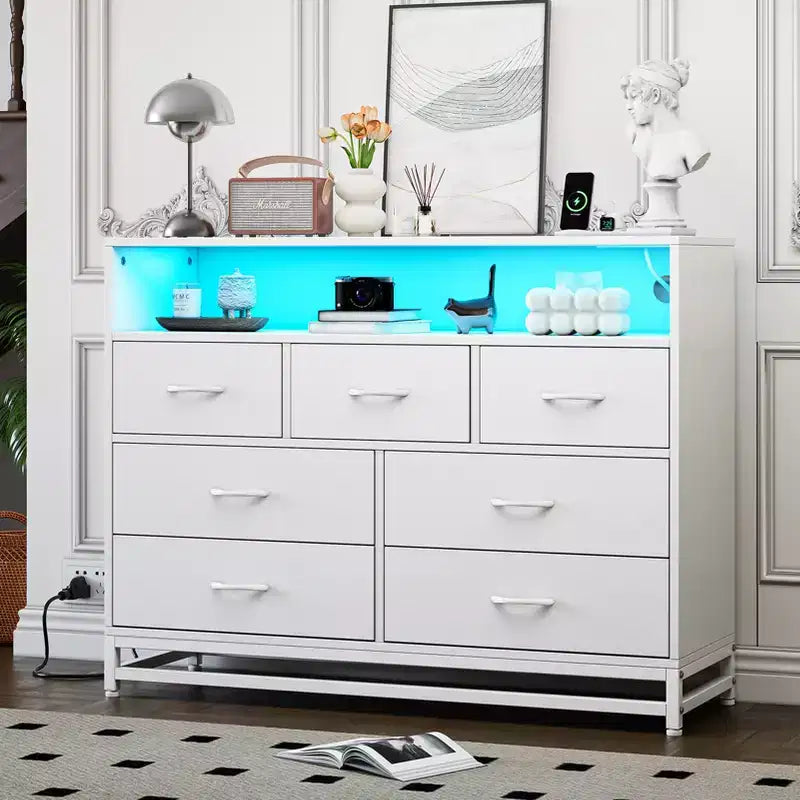 Commode 7 tiroirs pour chambre à coucher, avec lumières LED et station de charge, en bois, grand espace de rangement pour salon