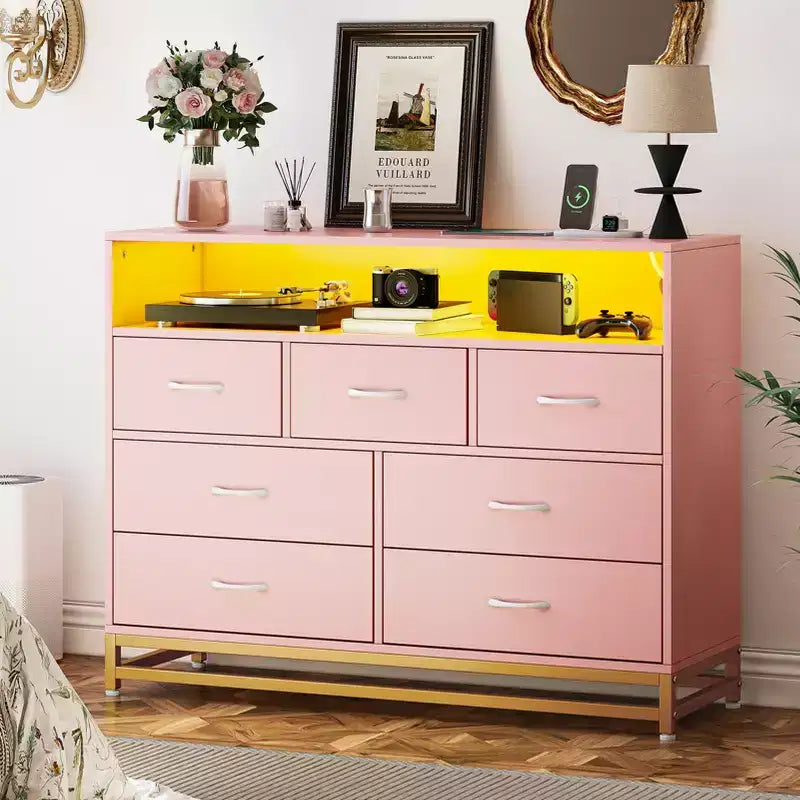 Commode 7 tiroirs pour chambre à coucher, avec lumières LED et station de charge, en bois, grand espace de rangement pour salon