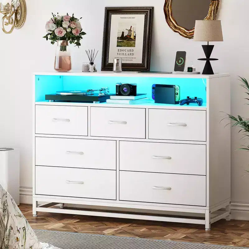 Commode 7 tiroirs pour chambre à coucher, avec lumières LED et station de charge, en bois, grand espace de rangement pour salon