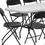 Ensemble Emma and Oliver de 8 tables pliantes en plastique blanc de type « bi-fold » pour événement/formation avec 10 chaises pliantes