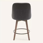 Lot de 4 tabourets de bar pivotants Bekrvio 26 pouces à hauteur de comptoir avec dossiers et pieds en bois, tabourets de bar rembourrés en tissu lin/similicuir pour îlot de cuisine