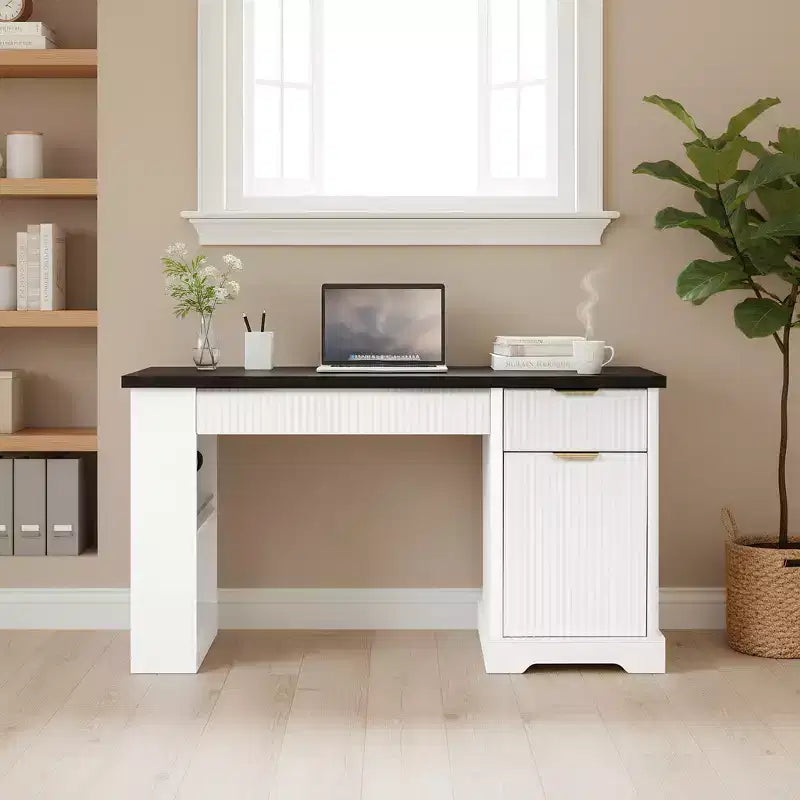 Bureau moderne cannelé GDFStudio Haoran 55 avec prise électrique, tablette pour clavier, porte et tiroirs